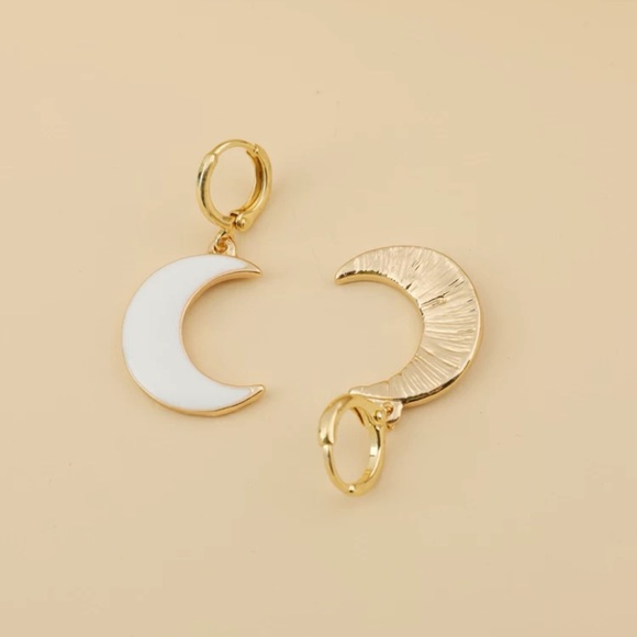 🌙 Awesome Boho Minimalist Crescent Moon Hoop Earrings 🌙 - Picture 2 of 2